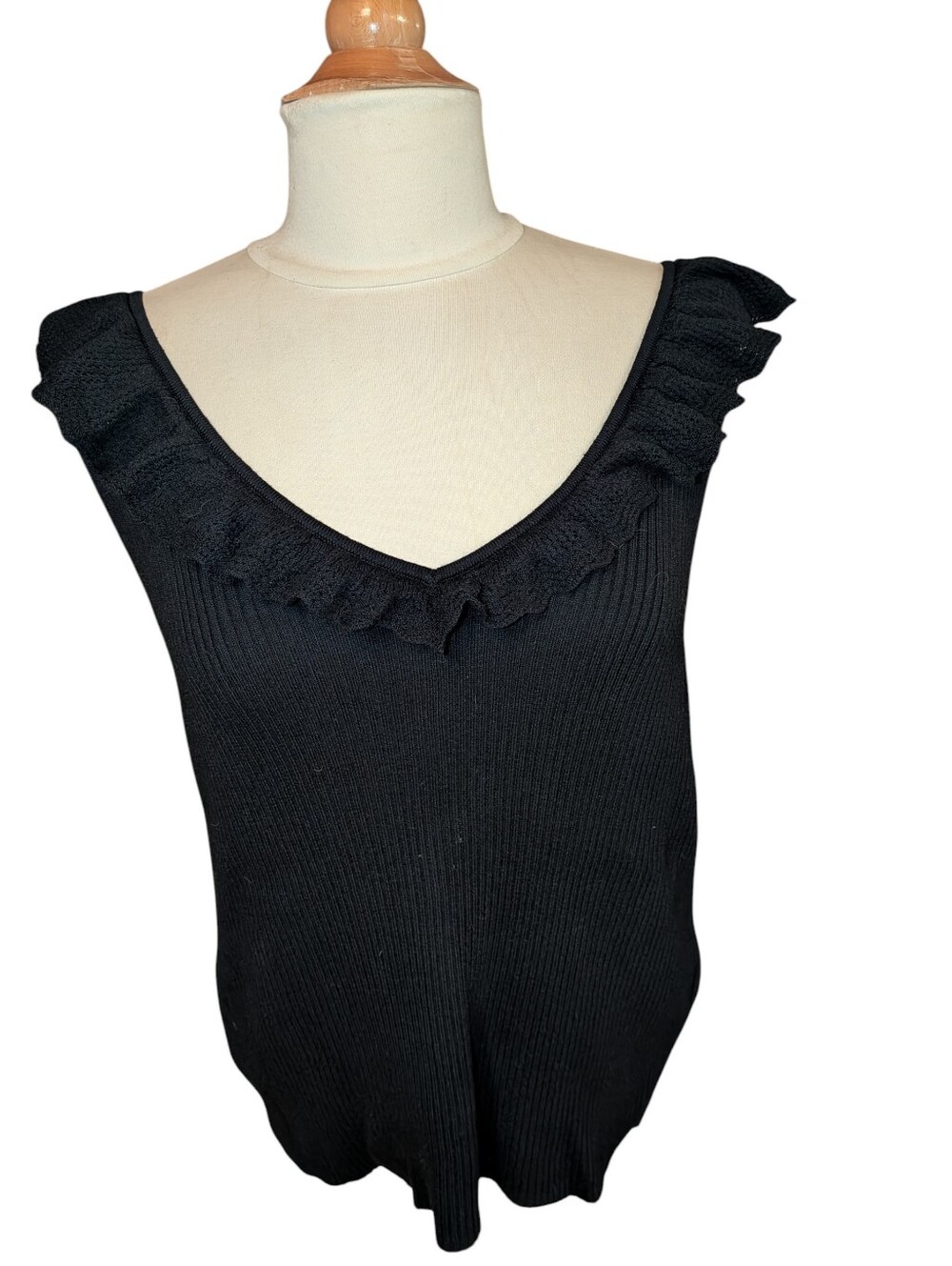 Gap Sleeveless Black Knit Top With Fruffled Neckline Size Xxl V Necl